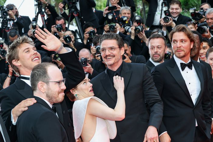 Bee Antagonizes Emma Stone on Red Carpet