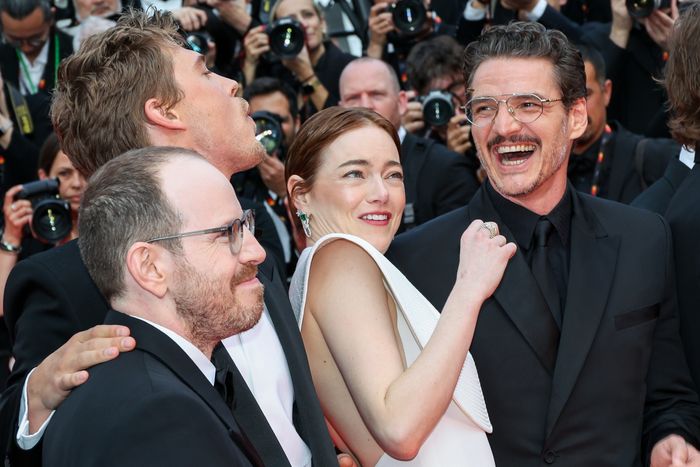 Bee Antagonizes Emma Stone on Red Carpet