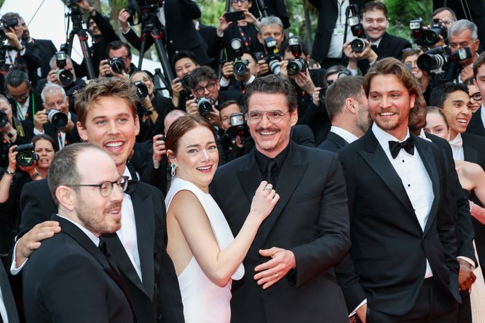 Bee Antagonizes Emma Stone on Red Carpet