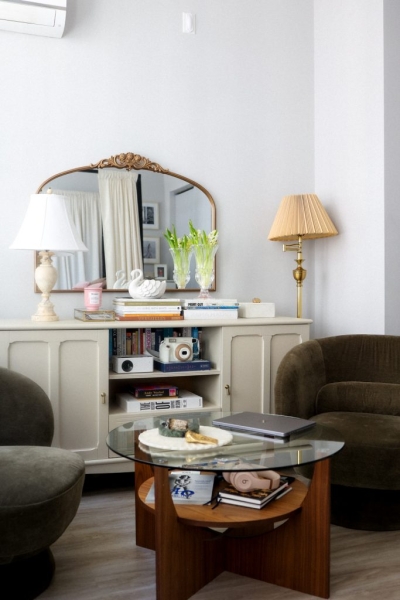 Our Graphic Designer’s Chicago Apartment Looks Straight out of a Luxury Hotel
