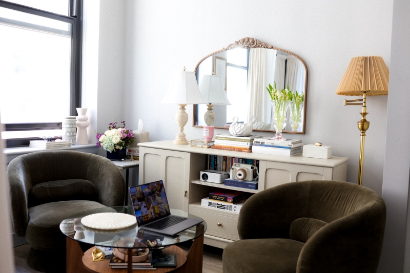 Our Graphic Designer’s Chicago Apartment Looks Straight out of a Luxury Hotel