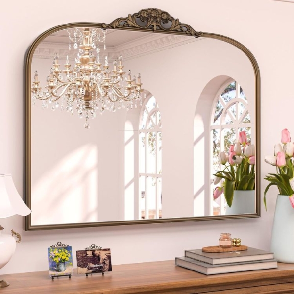 Our Graphic Designer’s Chicago Apartment Looks Straight out of a Luxury Hotel