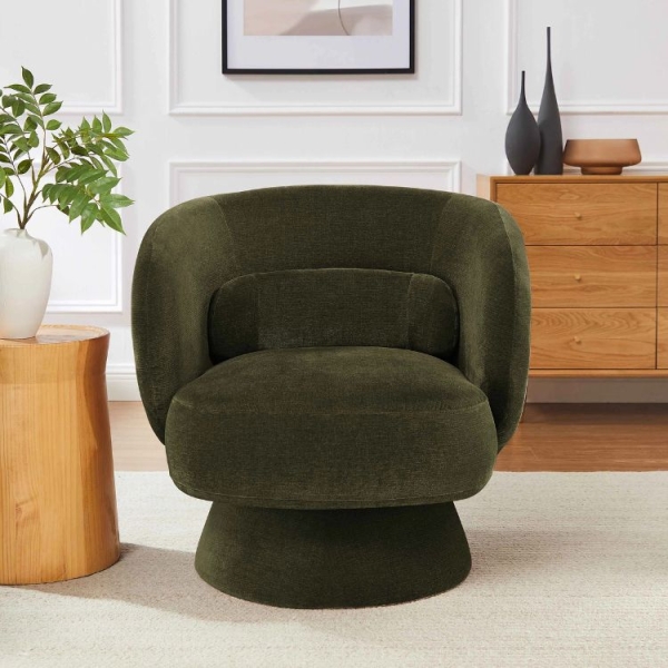 Our Graphic Designer’s Chicago Apartment Looks Straight out of a Luxury Hotel