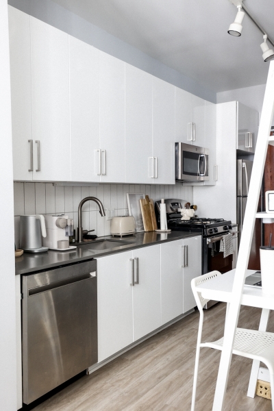 Our Graphic Designer’s Chicago Apartment Looks Straight out of a Luxury Hotel