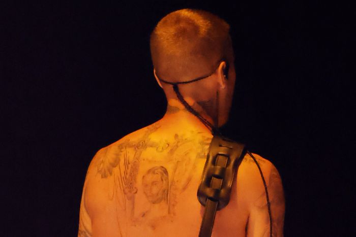 That&rsquo;s Hailey Bieber&rsquo;s Whole Face on Justin&rsquo;s Back